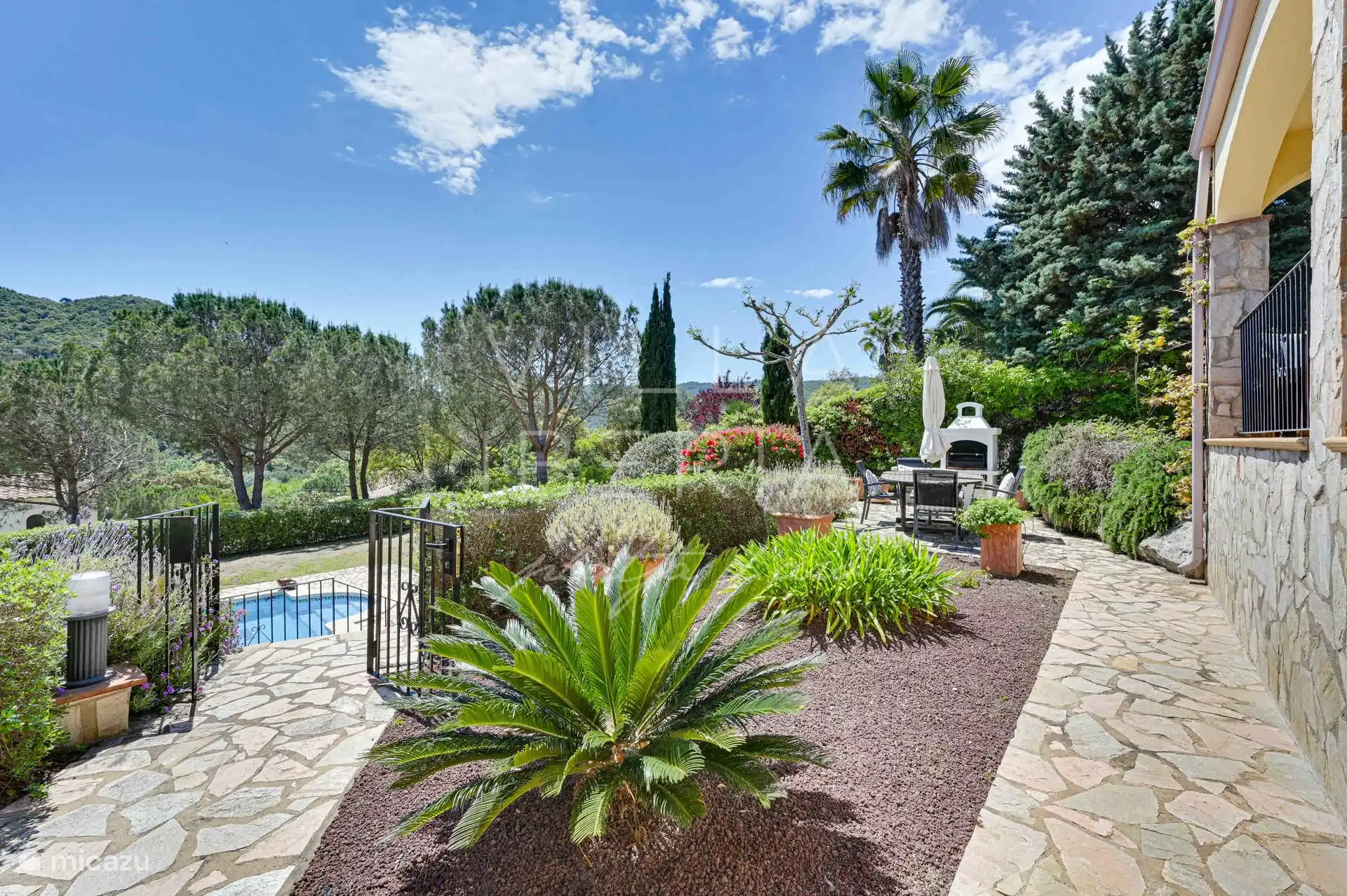 Through a gate there is access to the part in the garden where the swimming pool is.