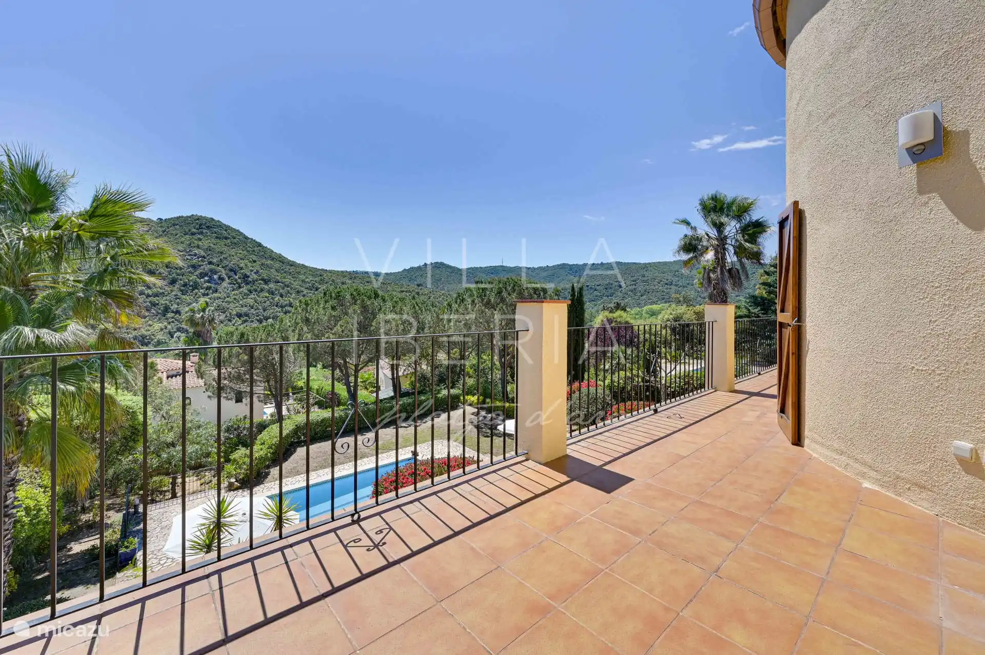 beautiful balcony, with a view over the garden and the forest area Les Gavarres