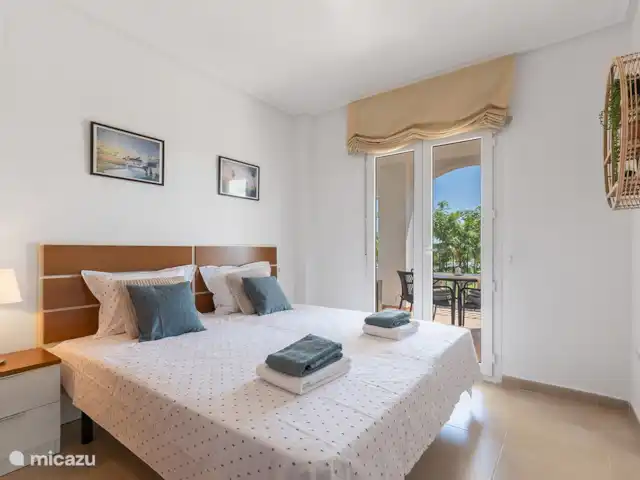 Appartement-golf Murcie orienté plein sud | Espagne, Costa Cálida, Sucina - appartement Chambre des maîtres avec vue sur la terrasse et le golf.