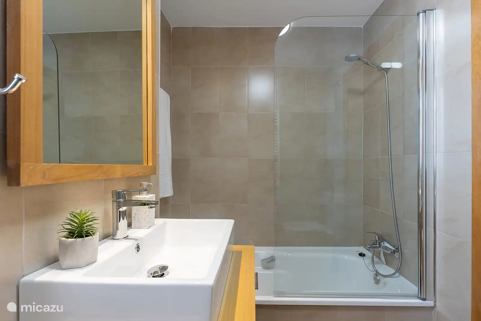 Dusche/Badewanne verfügbar