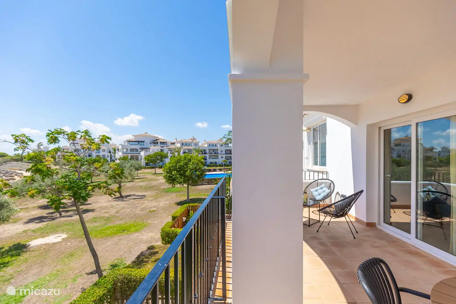 Von der Terrasse aus haben Sie einen teilweisen Blick auf das nahe gelegene Schwimmbad.