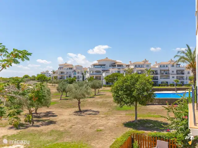 Appartement-golf Murcie orienté plein sud | Espagne, Costa Cálida, Sucina - appartement La piscine la plus proche, l’une des 19 du domaine, est proche de l’appartement. De la terrasse, vous avez une vue partielle sur la piscine.