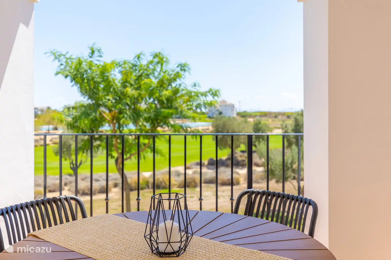 Schöner offener Blick von der Terrasse auf den Golfplatz.