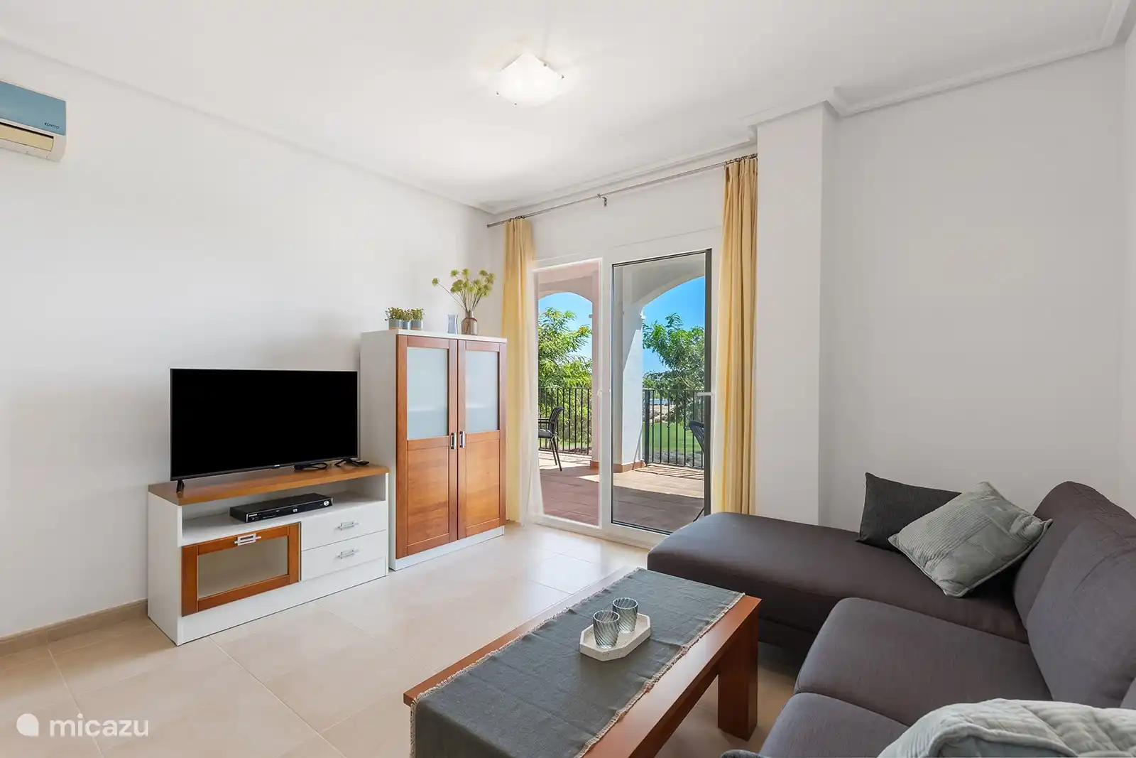 Offener Wohnbereich mit Zugang zur Terrasse