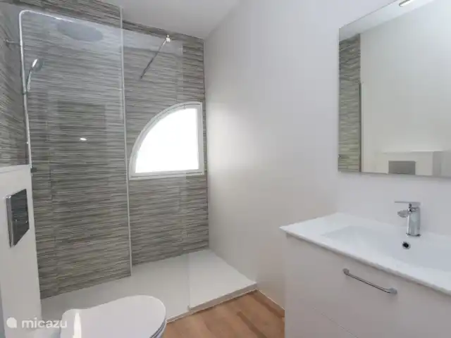 Apartamento a poca distancia del bulevar en España, Murcia, San Pedro del Pinatar - apartamento Cuarto de baño con ducha a ras de suelo