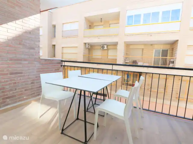 Apartamento a poca distancia del bulevar en España, Murcia, San Pedro del Pinatar - apartamento Balcón con juego de mesa