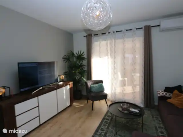 Apartamento a poca distancia del bulevar en España, Murcia, San Pedro del Pinatar - apartamento Sala de estar con TV amplia