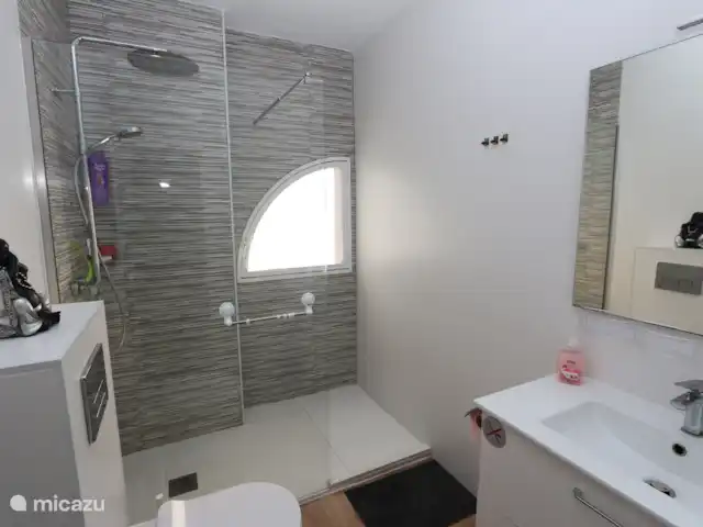 Apartamento a poca distancia del bulevar en España, Murcia, San Pedro del Pinatar - apartamento Cuarto de baño con ducha a ras de suelo