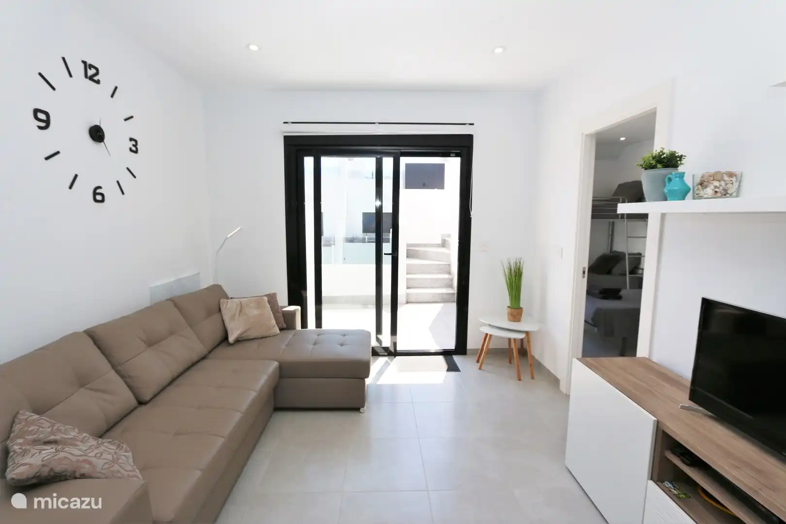 Geräumiges Wohnzimmer mit Esstisch und Küche