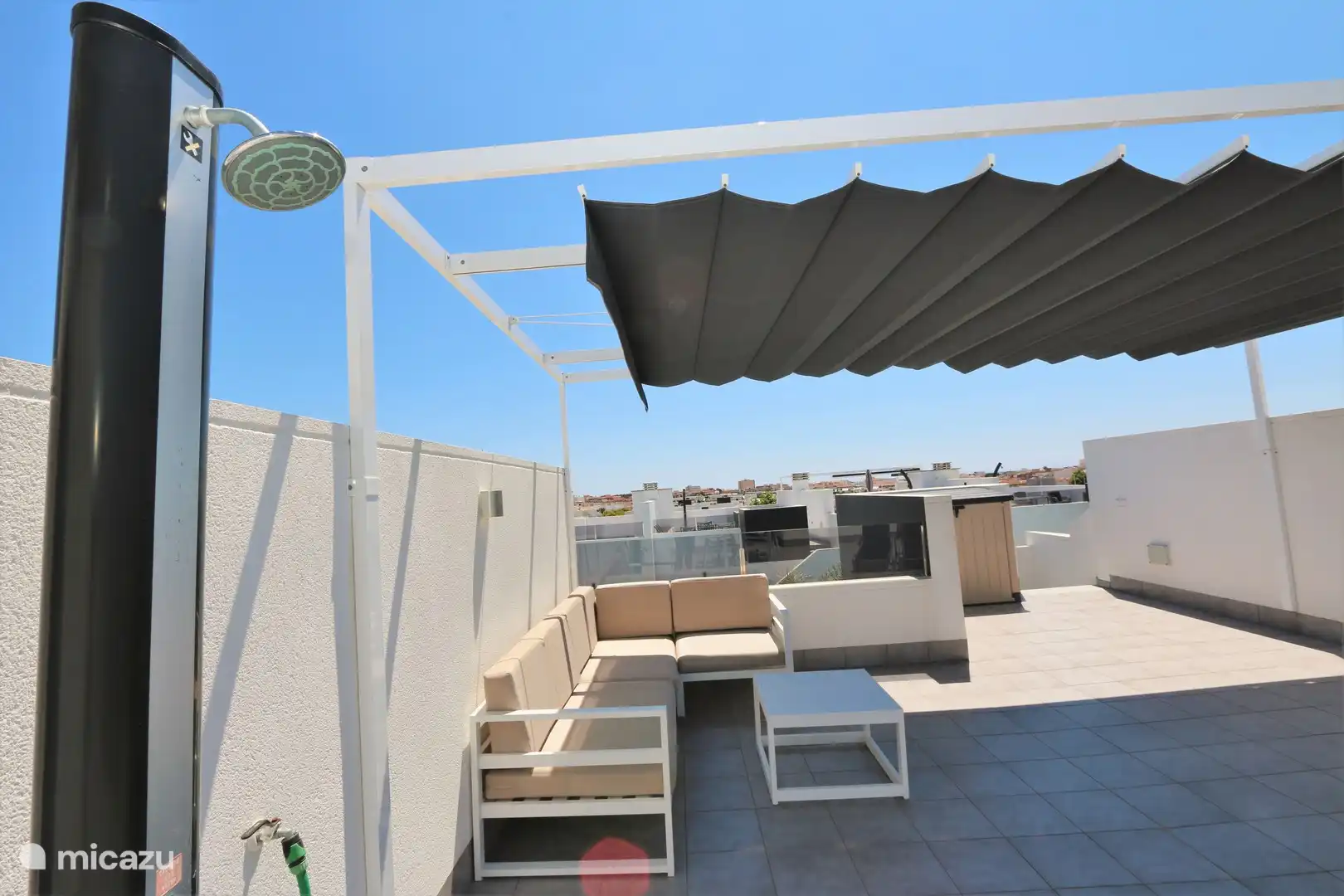 Dachterrasse mit Liegestühlen, Tischgarnitur und Sofa