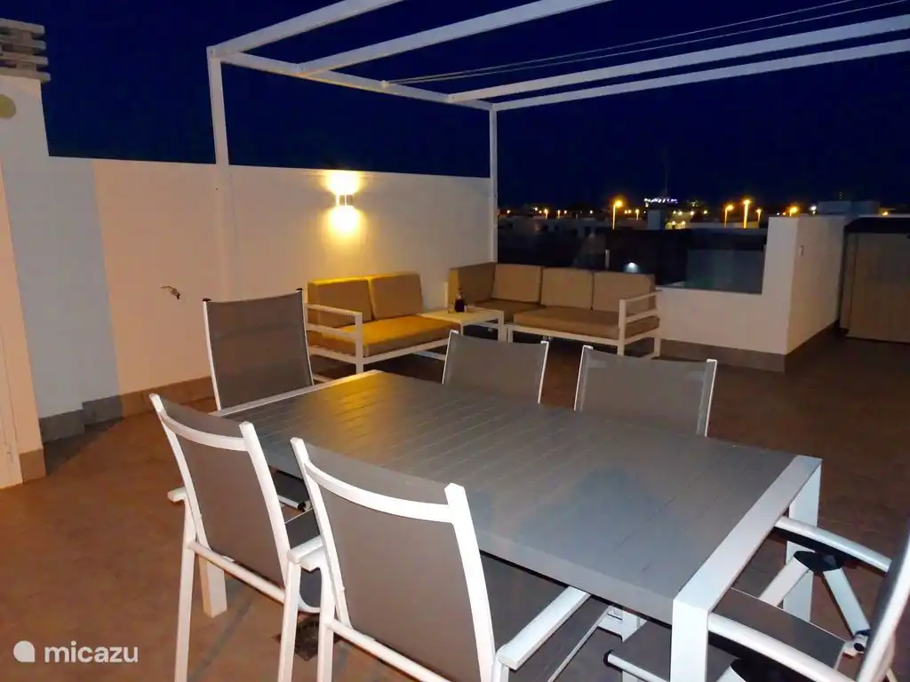 Dachterrasse mit Liegestühlen, Tischgarnitur und Sofa