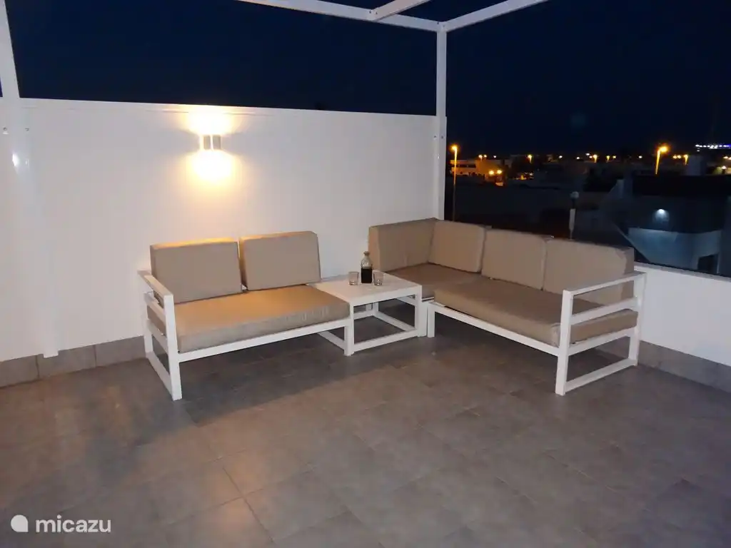 Dachterrasse mit Liegestühlen, Tischgarnitur und Sofa