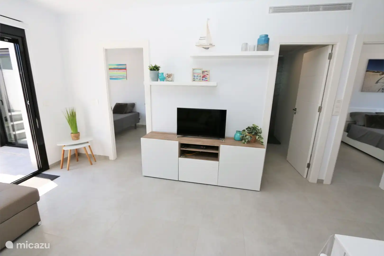 Geräumiges Wohnzimmer mit Esstisch und Küche