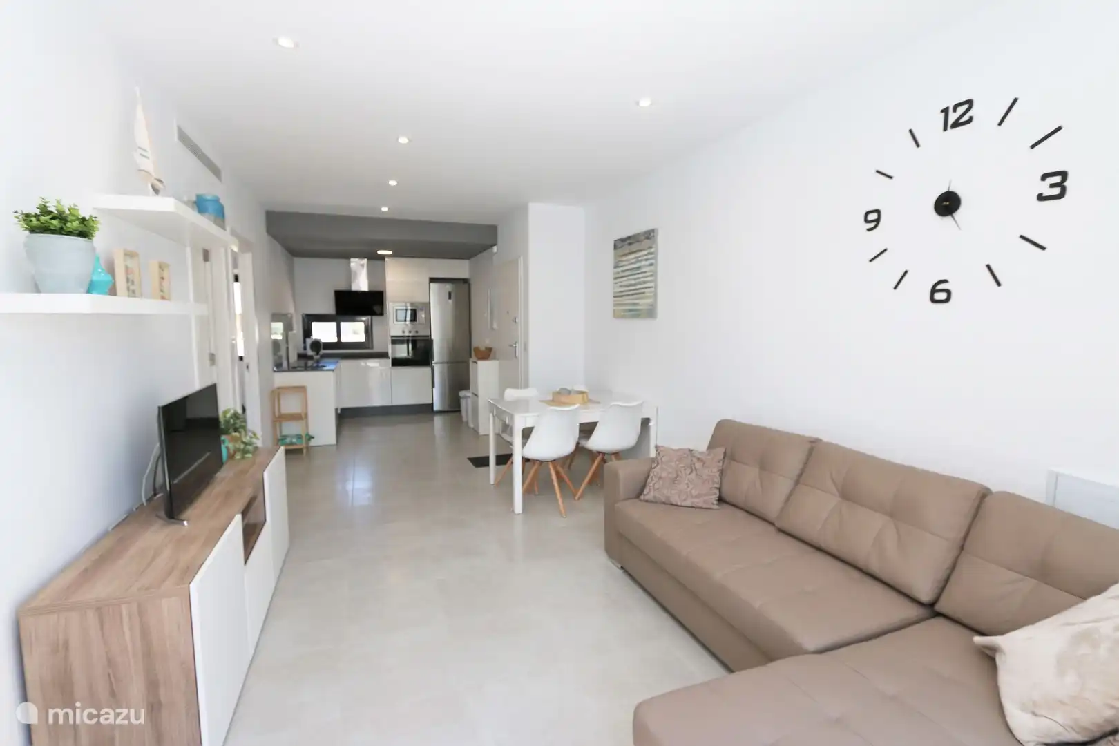 Geräumiges Wohnzimmer mit Esstisch und Küche