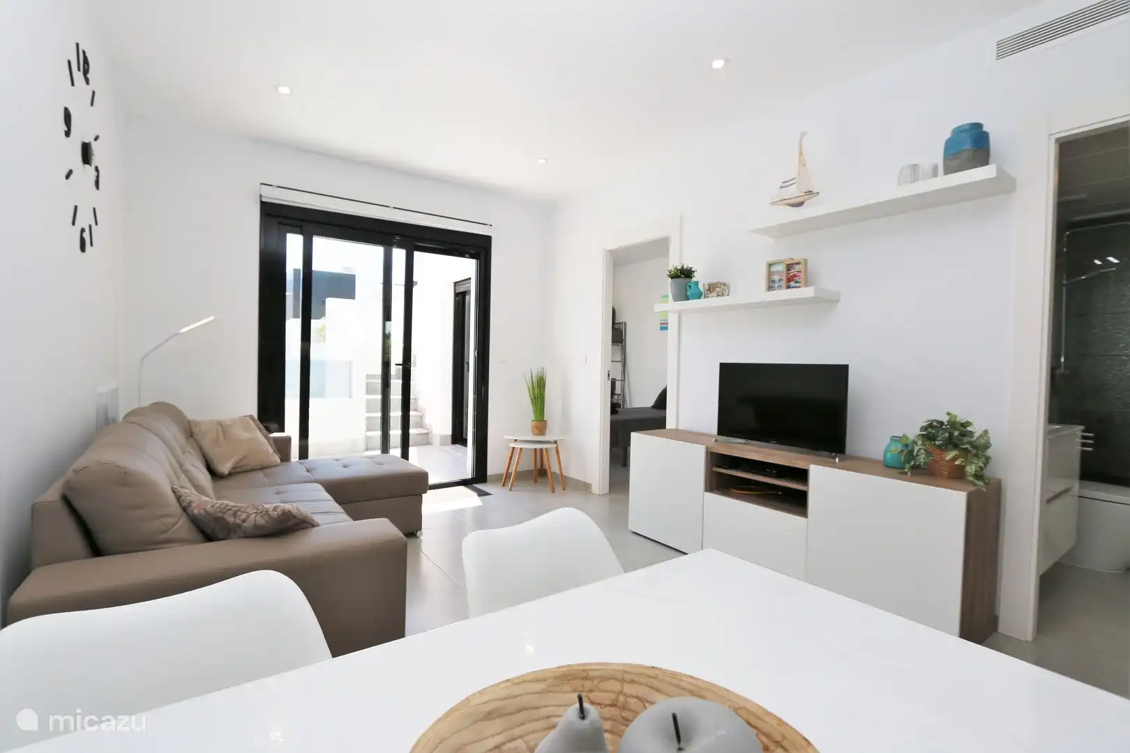 Geräumiges Wohnzimmer mit Esstisch und Küche