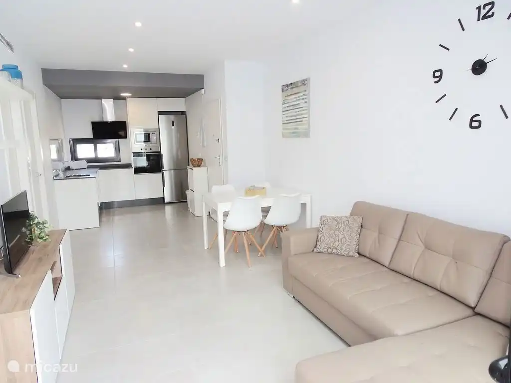 Geräumiges Wohnzimmer mit Esstisch und Küche