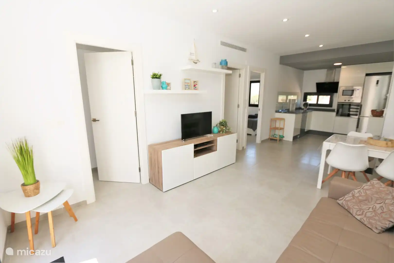 Geräumiges Wohnzimmer mit Esstisch und Küche