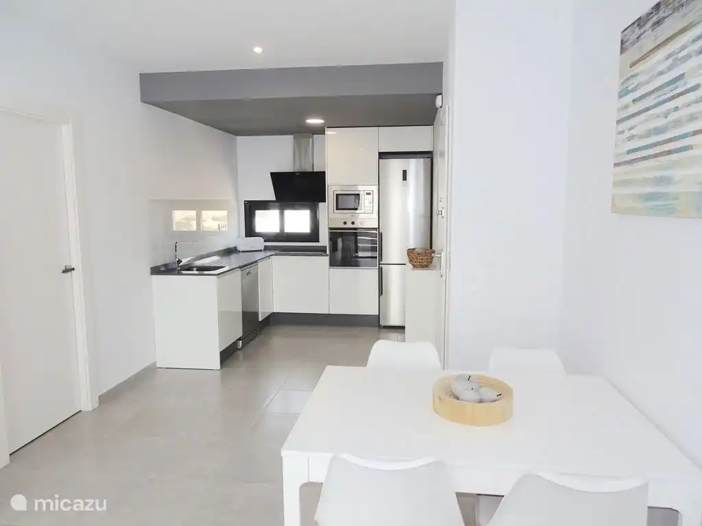 Geräumiges Wohnzimmer mit Esstisch und Küche