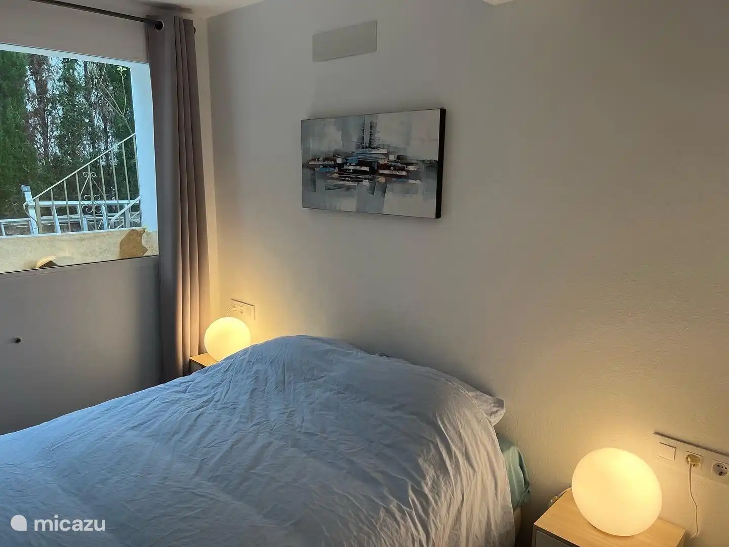 Schlafzimmer mit Doppelbett.