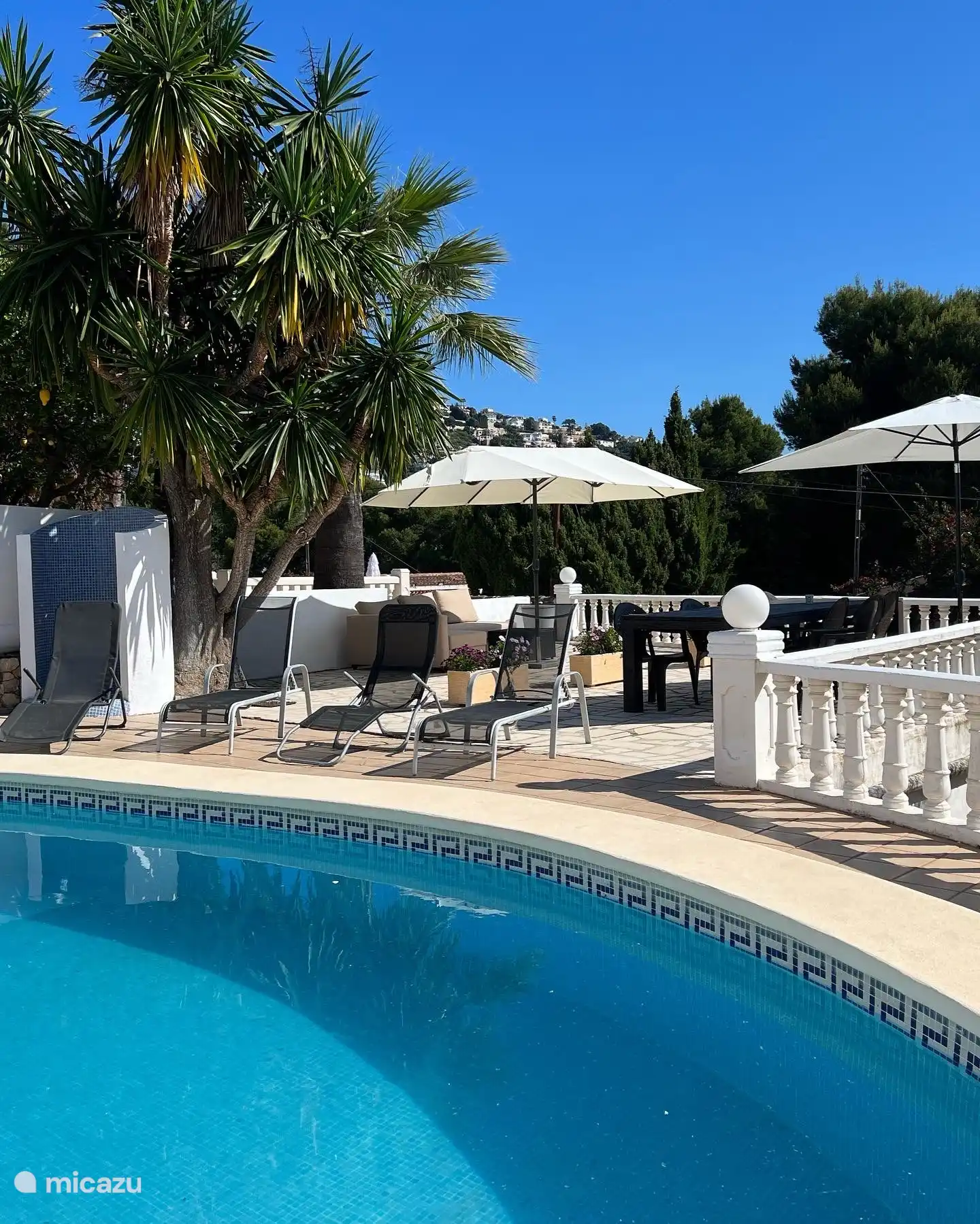 Schwimmbad und Terrasse.