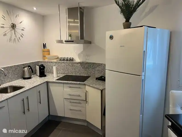 Location de Vacances Espagne, Costa Blanca, Benissa, appartement - Appartement àVilla El Loto Blanco  La cuisine avec four à micro-ondes, lave-vaisselle, réfrigérateur et plaques électriques.