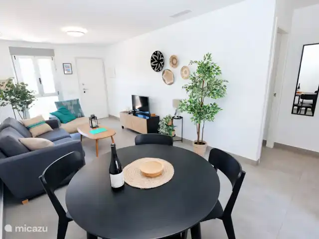 Ático en San Pedro del Pinar en España, Murcia, San Pedro del Pinatar - penthouse Acogedora sala de estar con comedor.