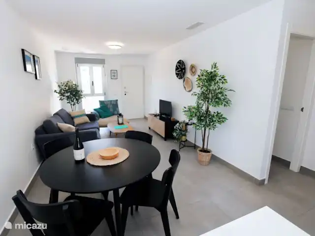 Ático en San Pedro del Pinar en España, Murcia, San Pedro del Pinatar - penthouse Acogedora sala de estar con comedor.
