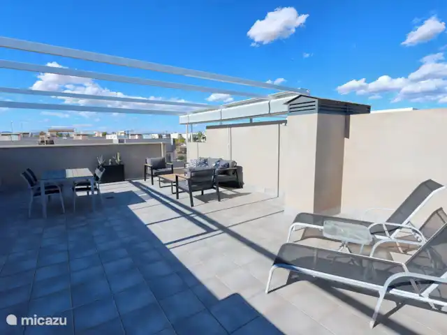 Ático en San Pedro del Pinar en España, Murcia, San Pedro del Pinatar - penthouse Terraza privada en la azotea con 2 tumbonas para disfrutar del sol español.