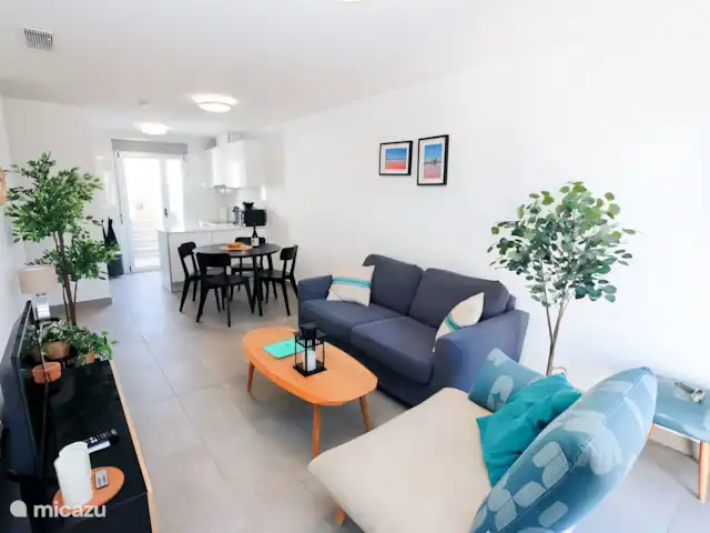 Ático en San Pedro del Pinar en España, Murcia, San Pedro del Pinatar - penthouse Sala de estar atractivamente amueblada con un cómodo sofá.
