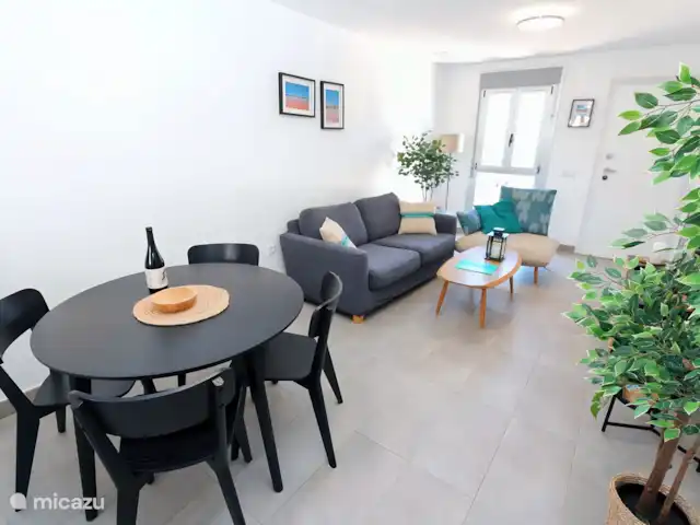 Ático en San Pedro del Pinar en España, Murcia, San Pedro del Pinatar - penthouse Acogedora sala de estar con comedor.