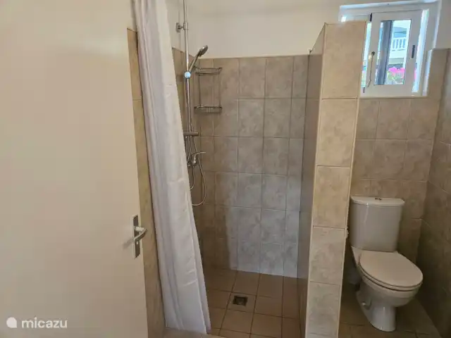 Villa Karawara en Curazao, Bandabou (oeste), Cas Abao - casa vacacional Cuarto de baño con ducha, lavabo e inodoro