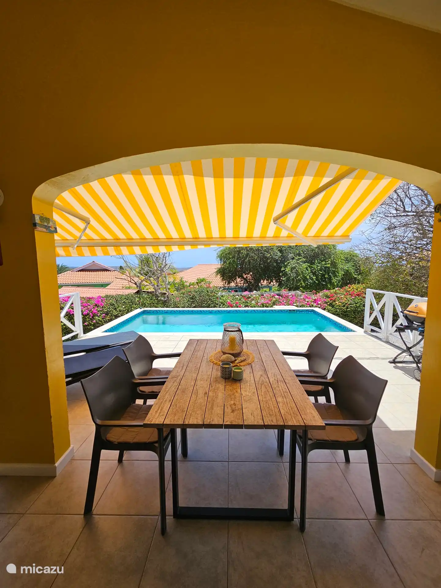 Terrasse mit Swimmingpool