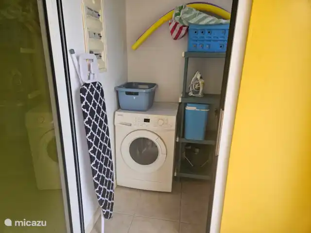 Villa Karawara en Curazao, Bandabou (oeste), Cas Abao - casa vacacional Lavandería y espacio de almacenamiento