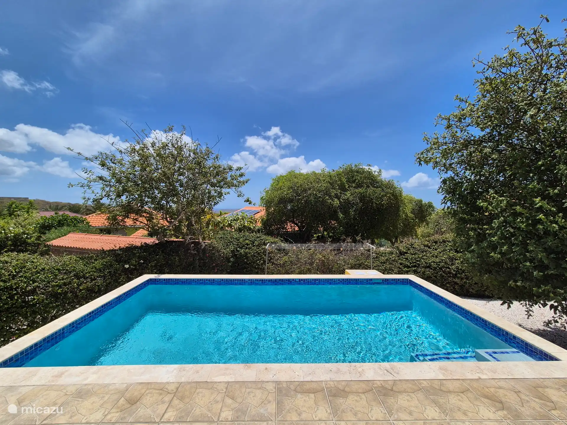 Privates Schwimmbecken neben der Terrasse