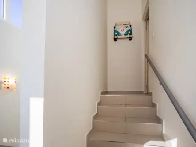 « Villa Curoyal » tropicale près de la plage | Curaçao, Banda Ariba (est), Jan Thiel - villa Escalier menant à la chambre principale du 1er étage