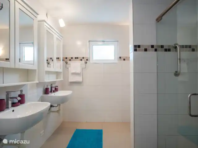 « Villa Curoyal » tropicale près de la plage | Curaçao, Banda Ariba (est), Jan Thiel - villa Salle de bain 2 appartenant à la chambre 3, chambre principale