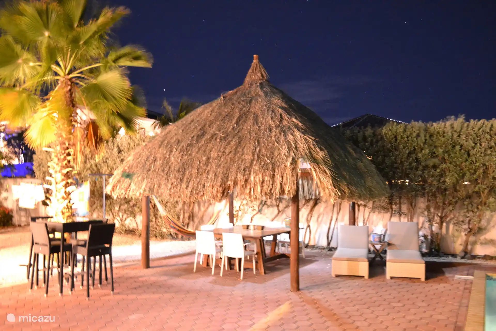 Palapa y barbacoa por la noche