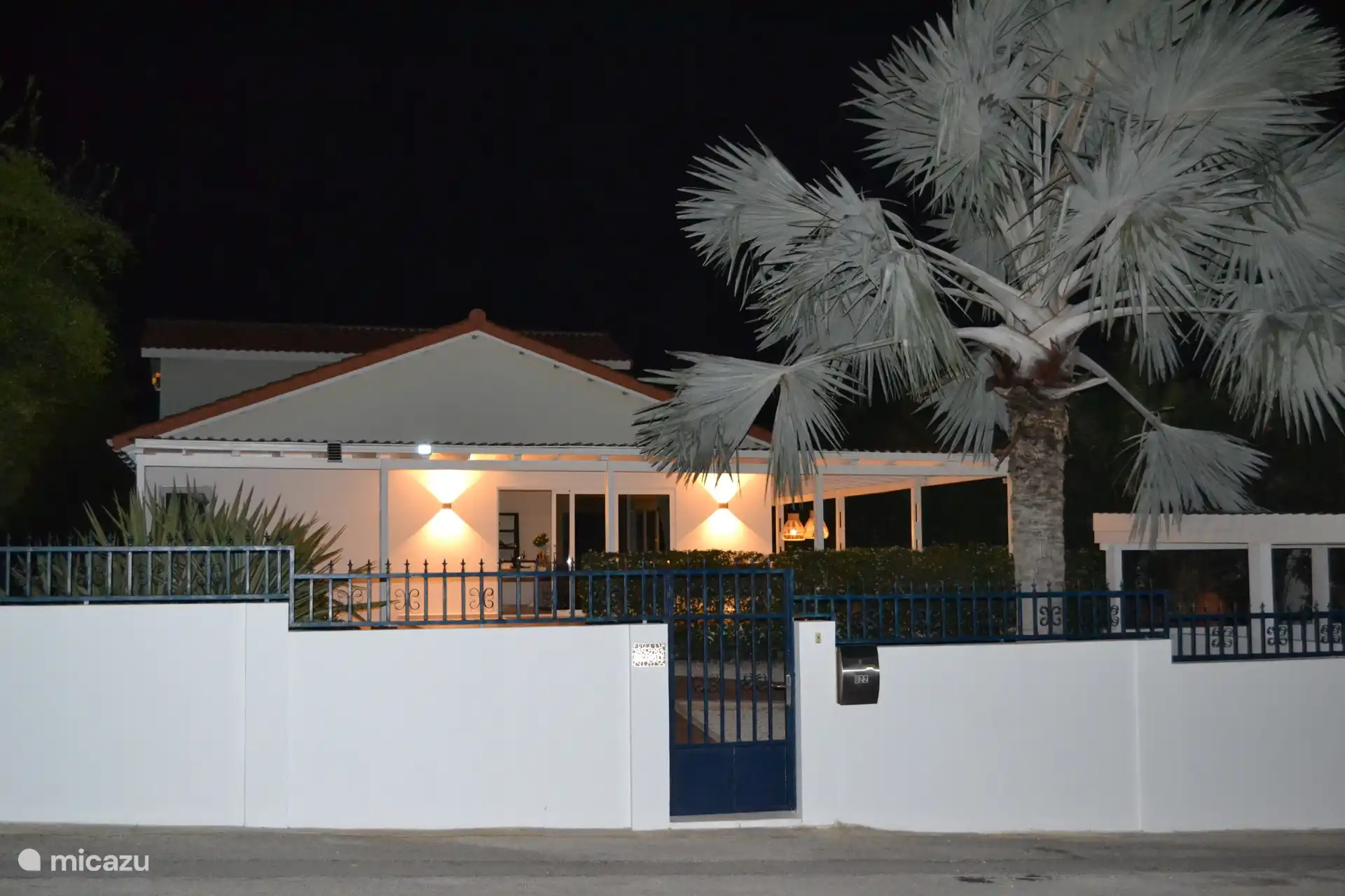 Frente a la villa por la noche