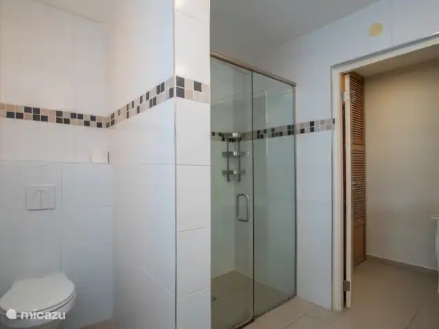 « Villa Curoyal » tropicale près de la plage | Curaçao, Banda Ariba (est), Jan Thiel - villa Salle de bain 2 appartenant à la chambre 3, chambre principale