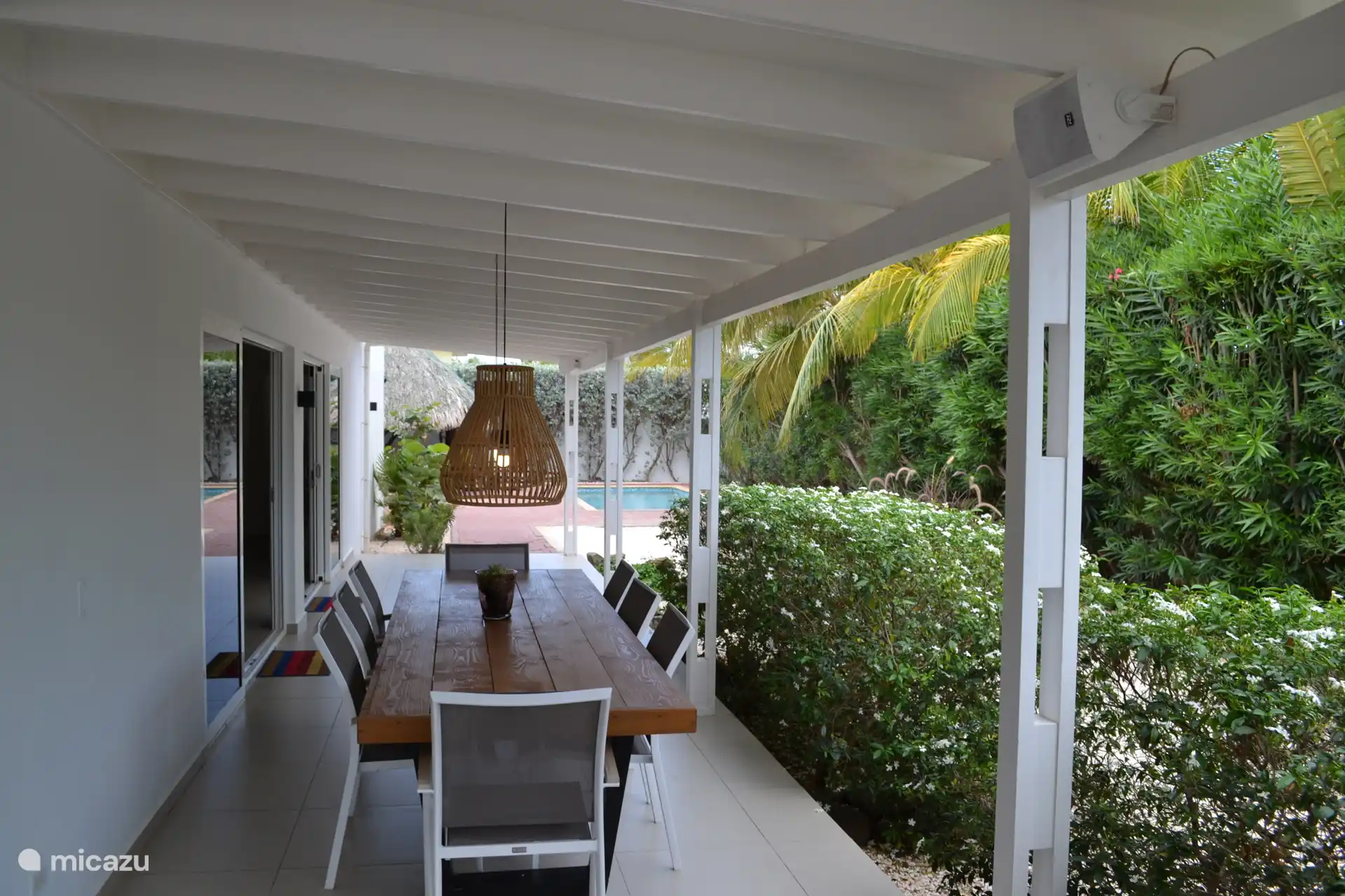 Terraza con mesa de comedor