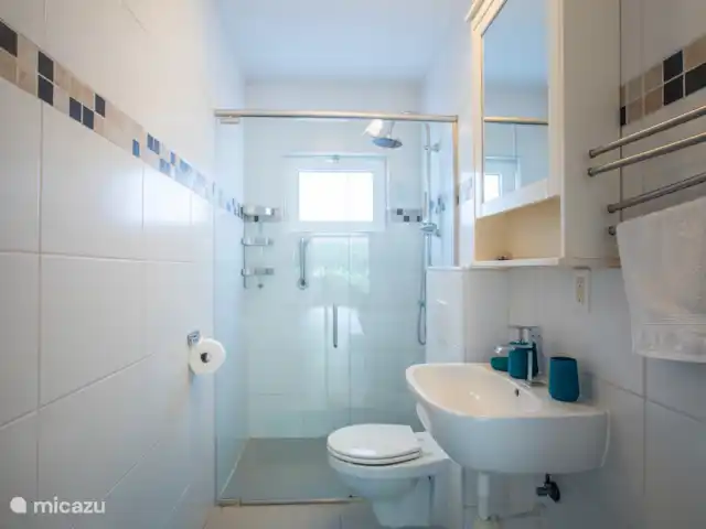 « Villa Curoyal » tropicale près de la plage | Curaçao, Banda Ariba (est), Jan Thiel - villa Salle de bain 1 appartenant aux chambres 1 et 2