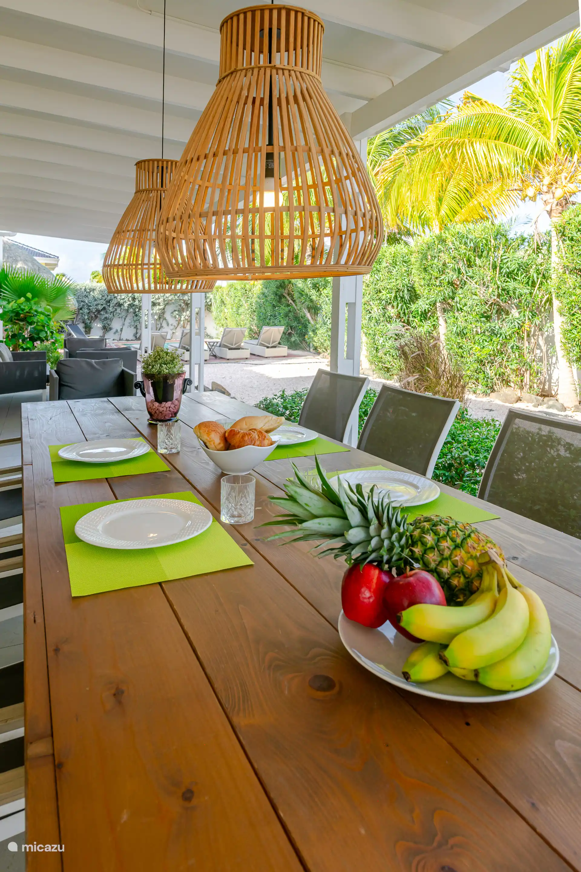 Porch terras and dining area
