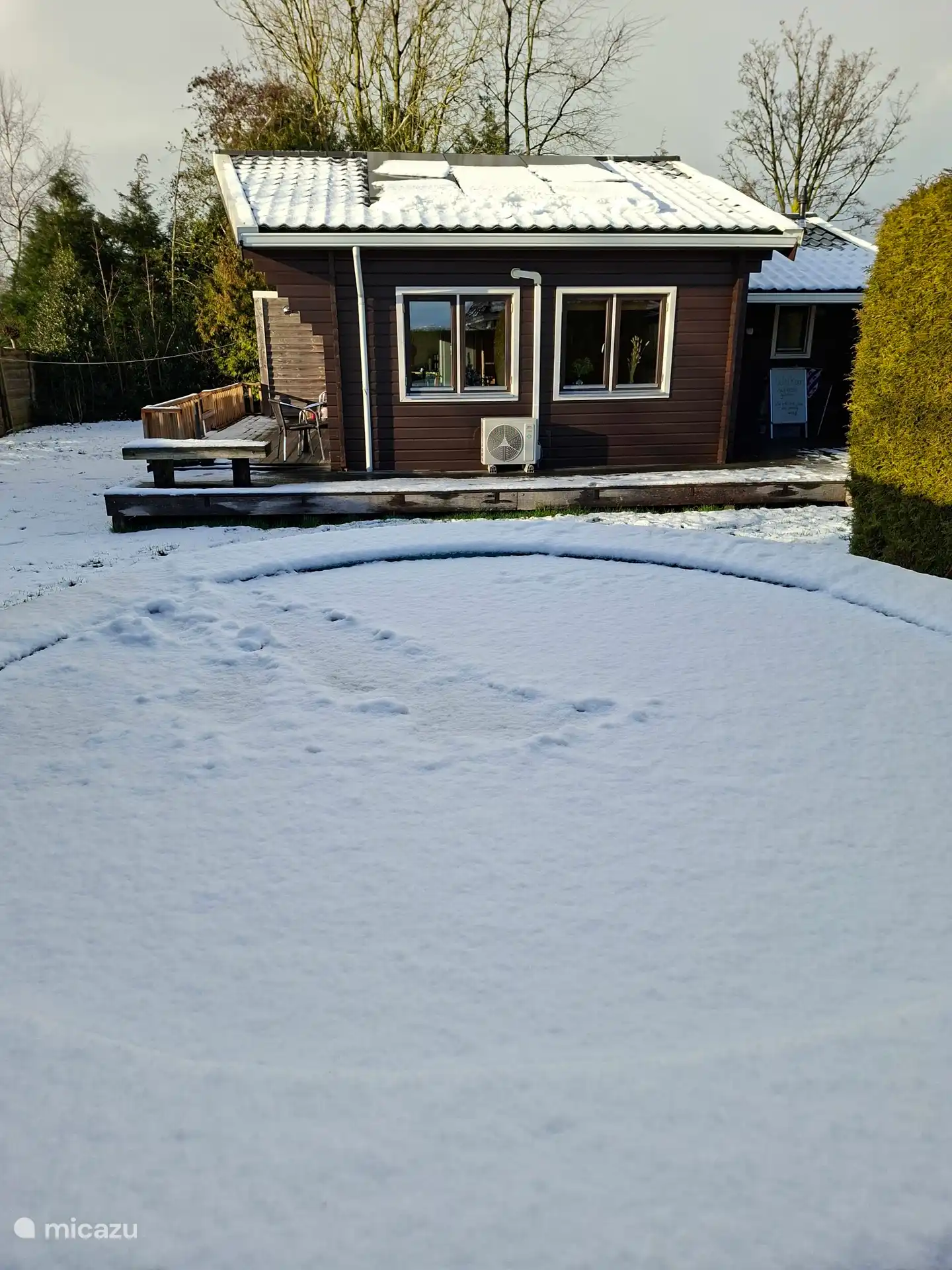 De Finse stapelwoning in de sneeuw