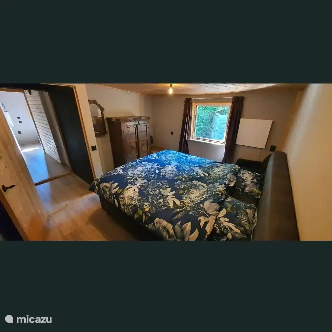 Das Hauptschlafzimmer mit einem Kingsize-Boxspringbett von 180x210.