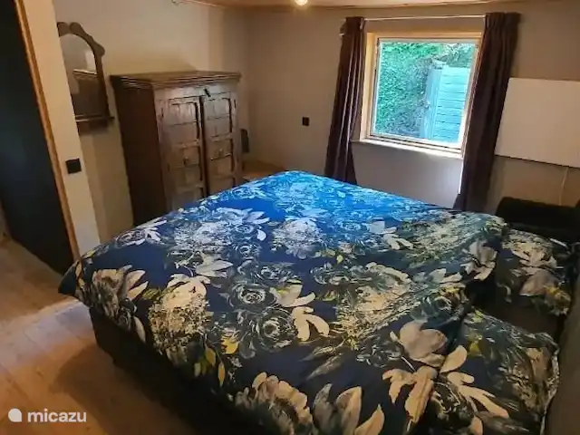 Casa finlandesa cerca de un gran lago en Países Bajos, Frise, Rohel - casa vacacional El dormitorio principal con un somier king-size de 180x210.