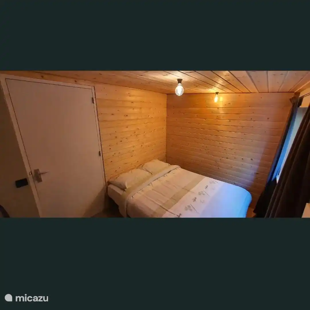 Dieses Schlafzimmer verfügt über ein Boxspringbett von 140x200.