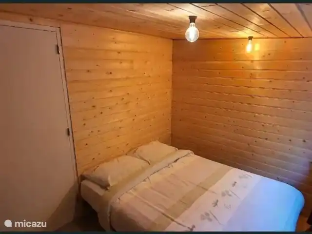 Casa finlandesa cerca de un gran lago en Países Bajos, Frise, Rohel - casa vacacional Este dormitorio tiene un somier de 140x200.