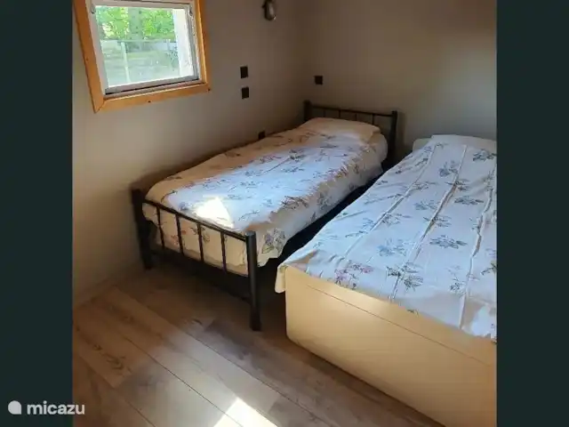 Casa finlandesa cerca de un gran lago en Países Bajos, Frise, Rohel - casa vacacional Este dormitorio tiene 2 x una cama individual de 80x200.