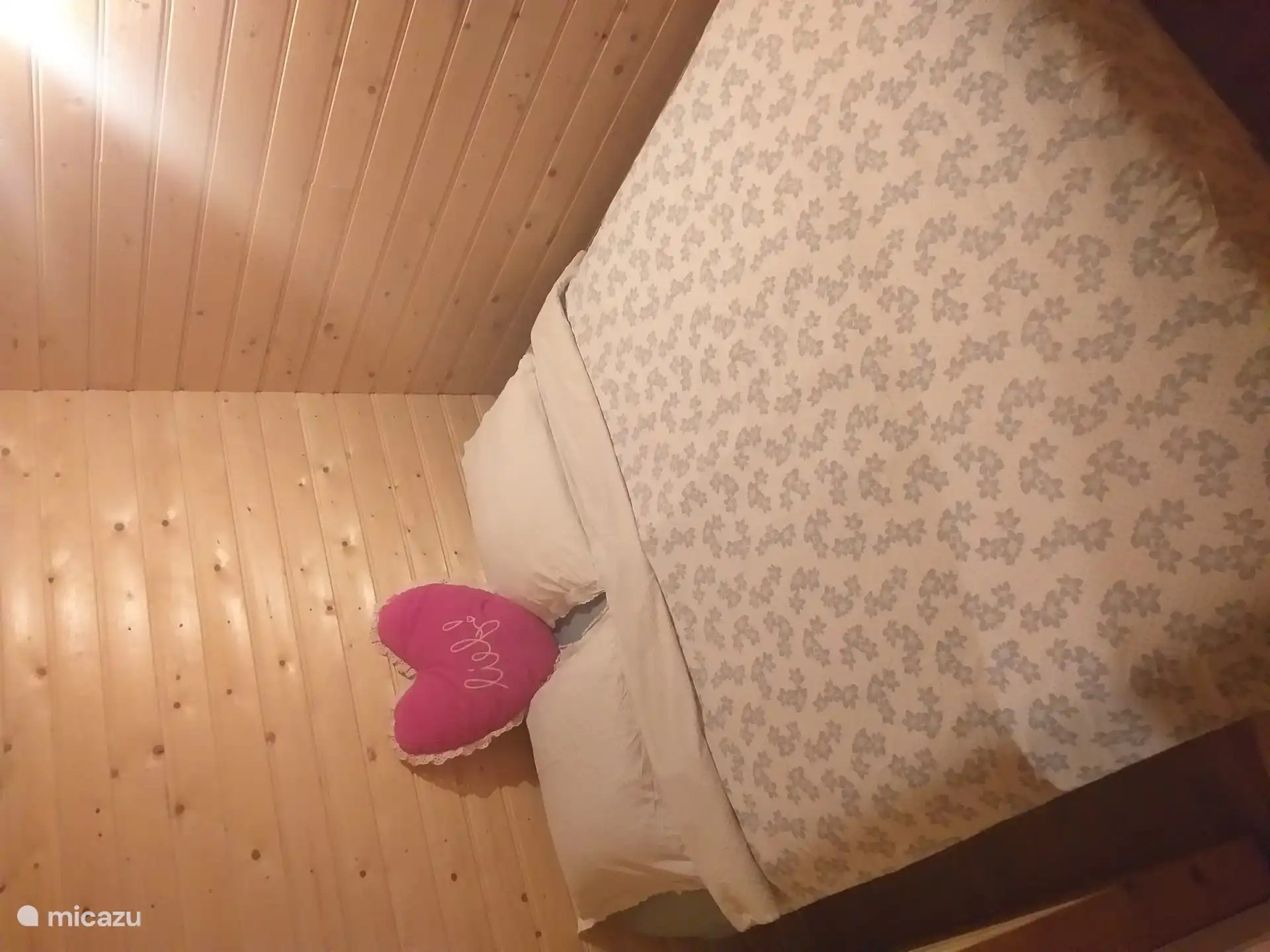 Dieses Schlafzimmer verfügt über ein Boxspringbett von 140x200.