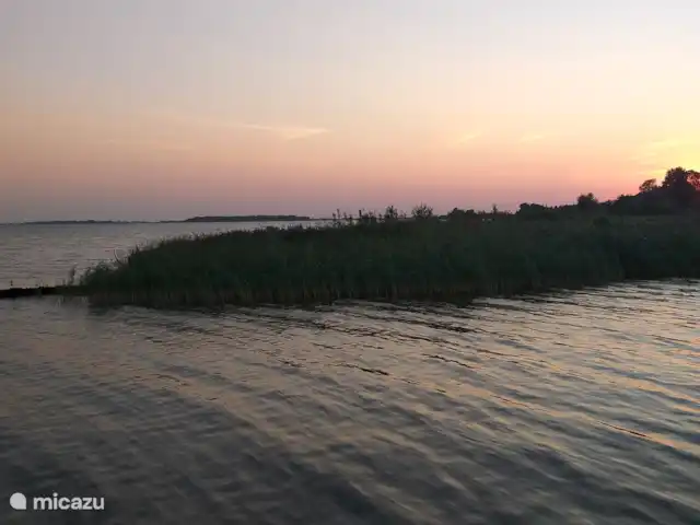 Casa finlandesa cerca de un gran lago en Países Bajos, Frise, Rohel - casa vacacional El Tjeukemeer!